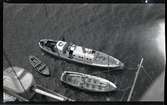 Motorbarkass, slup och jolle från pansarskeppet SVERIGE, fotograferade i fågelperspektiv från fartyget.
