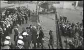 Från kung Gustaf V:s statsbesök i Estland 27 juni 1929; monarken hälsar på estniska representanter ombord på pansarskeppet SVERIGE i Tallinns hamn.