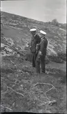 Från stridsövning på Stabbo i Stockholms södra skärgård 1929; två officerare, varav den närmast kameran är kommendör Claës Lindsström, vid denna tid flaggkapten i HBK:s (Högste Befälhavaren över Kustflottan) stab.