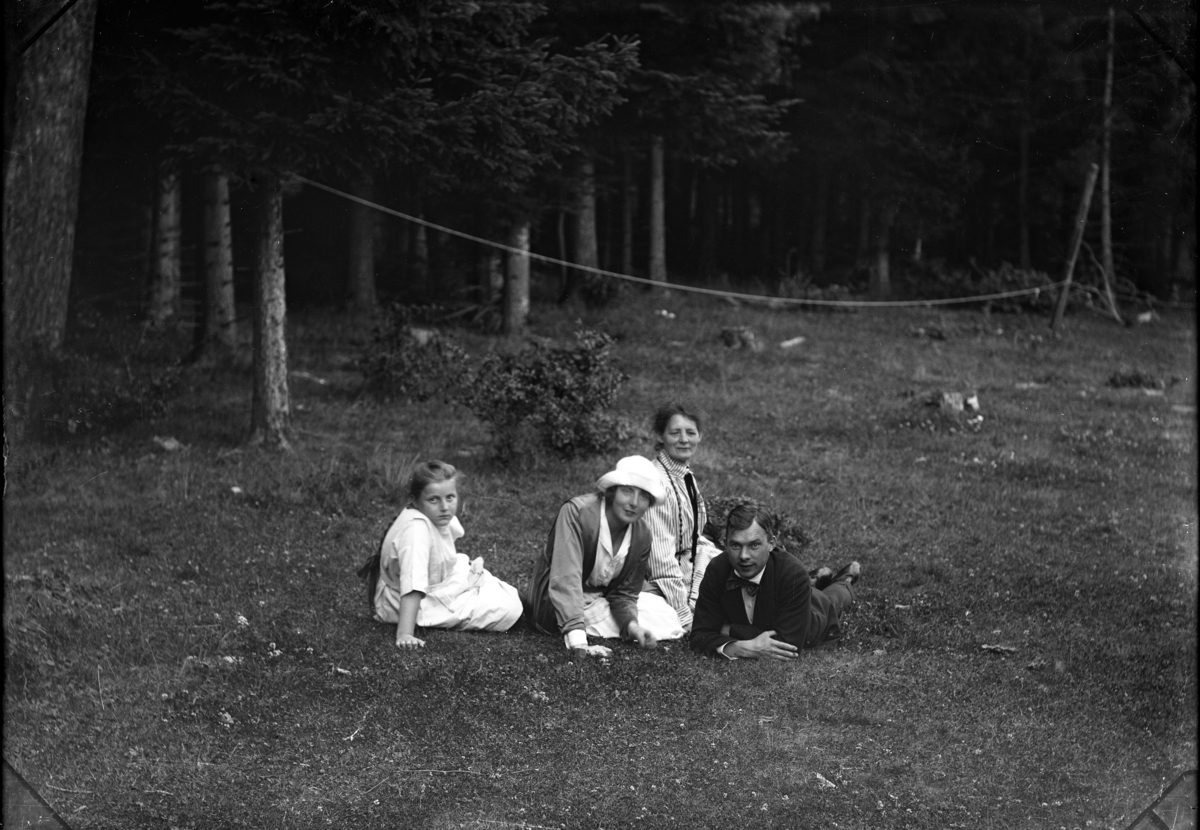 Calla Helena Sundbeck, Möjligen Karin Rythén (i hatt) och Anna Rythén med i övrigt okända i gröngräset.