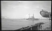Pansarskeppet DROTTNING VICTORIA sett från däcket på annat fartyg. I bakgrunden till v jagarna WRANGEL (ik-nr 9) och WACHTMEISTER (ik-nr 10). Dessa fartyg deltog jämte pansarskeppet SVERIGE i de svenska statsbesöken i Baltikum i juni 1929, och andra bilder i Bergers samling låter förmoda att det aktuella fotografiet tagits från SVERIGE i det sammanhanget.