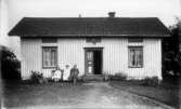 Gottfrid Båges hus i Bragnum. Sommarflickan Sonja, Gerda och Gottfrid.