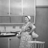 Interiör av köket, en kvinna.
Axel Andersson (beställare)