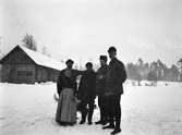 En kvinna och fyra män vid Hagalund, Västra Jära Södergård, som John Bauers äldre bror Hjalmar arrenderade.