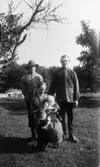 Oskar, Hanna och Arne andersson i Vist. T.v. drängen Hjalmar. Oskar arrenderade här men flyttade till Västorp Bryngelsgården.