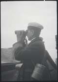 Fartygschefen på pansarskeppet SVERIGE Adolf Mörner på kommandobryggan