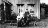 Karla i Ängagården. Sittande Augusta och Karl Johansson och sonen Sten. Stående dottern Dagmar, sonen Gustav Karlsson.