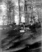 Kortspelargäng ute i naturen.