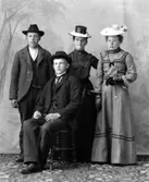 Gruppbild av två herrar och två damer.