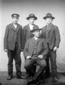 Ateljébild av fyra okända unga herrar.