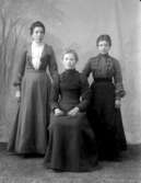 Ateljébild av tre unga damer.