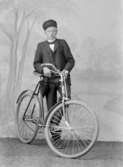 Ateljébild av pojke med cykel.