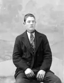 Okänd man i fotroateljé.