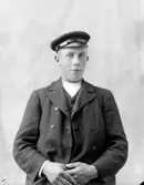 Ateljébild av ung man.