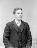 Ateljé.
Herre.
Fotograf: Ellen Kock? Axel Lundbäck m.fl.
Gullspångssamlingen.
Bilder från Gullspång med omnejd.