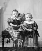 Ateljé.
Två små flickor(?). 
Fotograf: Ellen Kock? Axel Lundbäck m.fl.
Gullspångssamlingen.
Bilder från Gullspång med omnejd.