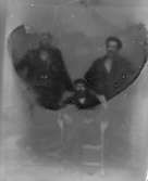 Ateljé.Svart plåt (tre herrar?).Fotograf: Ellen Kock? Axel Lundbäck m.fl.Gullspångssamlingen.Bilder från Gullspång med omnejd.