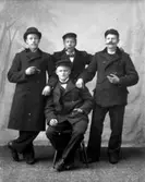 Ateljé. 
Fyra herrar. 
Fotograf: Ellen Kock? Axel Lundbäck m.fl.
Gullspångssamlingen.
Bilder från Gullspång med omnejd.