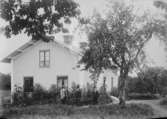 Exteriör.
Vitt hus. 
Fotograf: Ellen Kock? Axel Lundbäck m.fl.
Gullspångssamlingen.
Bilder från Gullspång med omnejd.