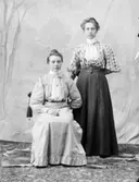 Ateljé. 
Två damer. 
Fotograf: Ellen Kock? Axel Lundbäck m.fl.
Gullspångssamlingen.
Bilder från Gullspång med omnejd.