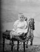 Ateljé.Litet barn i stol. Fotograf: Ellen Kock? Axel Lundbäck m.fl. Gullspångssamlingen.Bilder från Gullspång med omnejd.