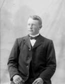 Ateljé.Herre. Fotograf: Ellen Kock? Axel Lundbäck m.fl. Gullspångssamlingen.Bilder från Gullspång med omnejd.