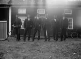 Exteriör. Sex herrar framför husfasad. Fotograf: Ellen Kock? Axel Lundbäck m.fl. Gullspångssamlingen.Bilder från Gullspång med omnejd.