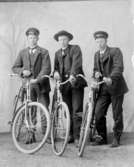 Ateljé. 
Tre herrar med cyklar. 
Till höger Johan Karlsson, 