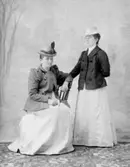 Ateljé. 
Två damer. 
Fotograf: Ellen Kock? Axel Lundbäck m.fl. 
Gullspångssamlingen.
Bilder från Gullspång med omnejd.