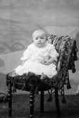 Ateljé. Litet barn i stol. Fotograf: Ellen Kock? Axel Lundbäck m.fl. Gullspångssamlingen.Bilder från Gullspång med omnejd.
