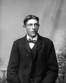 Ateljé. Herre. Fotograf: Ellen Kock? Axel Lundbäck m.fl. Gullspångssamlingen.Bilder från Gullspång med omnejd.