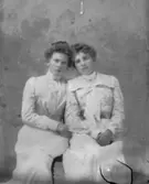 Ateljé. 
Två damer. 
Fotograf: Ellen Kock? Axel Lundbäck m.fl. 
Gullspångssamlingen.
Bilder från Gullspång med omnejd.