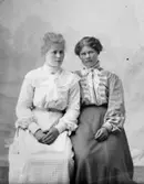 Ateljé. Två damer. Fotograf: Ellen Kock? Axel Lundbäck m.fl. Gullspångssamlingen.Bilder från Gullspång med omnejd.