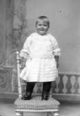 Ateljé.Flicka stående i stol. Fotograf: Ellen Kock? Axel Lundbäck m.fl. Gullspångssamlingen.Bilder från Gullspång med omnejd.