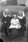 Exteriör.Systrarna Gustavsson, Torsvid.Astrid, *1909, död 1984, gift Johansson. Agnes, gift Karlsson. Anna. Fotograf: Ellen Kock? Axel Lundbäck m.fl. Gullspångssamlingen.Bilder från Gullspång med omnejd.
