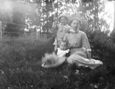 Exteriör.
Dam med två barn. 
Fotograf: Ellen Kock? Axel Lundbäck m.fl.
Gullspångssamlingen.
Bilder från Gullspång med omnejd.