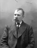 Ateljé.
Oskar Johansson, Västra Eketorp, Södra Råda. Lantbrukare och samlare av kulturföremål, donator till Amnehärads Hembygdsförening. 
Fotograf: Ellen Kock? Axel Lundbäck m.fl. 
Gullspångssamlingen.
Bilder från Gullspång med omnejd.