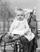 Ateljé. Litet barn i stol. Fotograf: Ellen Kock? Axel Lundbäck m.fl. Gullspångssamlingen.Bilder från Gullspång med omnejd.