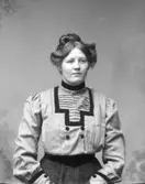 Ateljé. Dam. Fotograf: Ellen Kock? Axel Lundbäck m.fl. Gullspångssamlingen.Bilder från Gullspång med omnejd.