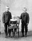 Ateljé. Två pojkar, en flicka. Fotograf: Ellen Kock? Axel Lundbäck m.fl. Gullspångssamlingen.Bilder från Gullspång med omnejd.