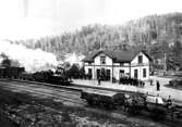 Norrahammars station april 1909.

Dagmar Eriksén drev fotofirma i Skövde (Södra Långgatan 12), Söderköping, Norrköping (Drottninggatan 36), Katrineholm och Stockholm (Drottninggatan 55). Dotter till fotograferna Annie och P. A. Eriksén. Deras övriga barn Harald, Hilda, Söborg och Anton var också fotografer.