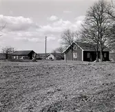 Gökstorp med gamla arbetarbostaden, senare potatislager. Den stora jordkällaren för potatis.
Hönshus och garage.