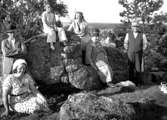 Bilden tagen i Jättadalen, Öglunda.
Familjen Vennerholm på utflykt.
Anders, Tyra, Ingrid, Anna, Gustava och Otto.