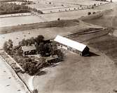 G. Kristiansson, Herr Lages gård, Hornborga.
Gården kallas även Skräddaregården.

Retucherat foto.