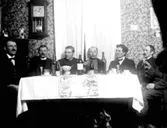 Segerstadsbor på födelsedagsfest hos Verner på Mossen, Barnegården.
Fr.v:
1. 
2. Augustsson, banvakt
3. Karl Nilsson, Barnegården
4. Arvid Thräff, Barnegården
5. Torsten Persson, Barnegården
6. Verner Boström, Lille Backgården
7. Alfred Melin, Barnegården
8. Frans Johansson, Pinegården