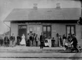 Broddetorps station före 1900.
Från vänster: Nordgren och stationskarl, Berta Edström, Johanna Andersson, Ture Andersson, August Andersson, A. G. Svensson, Gustaf Revelj, Fru Revelj, Ebba Arvidsson, Fru Edström, Sigrid Edström, Anna Revelj?, Sigfrid Edström, L. J. Johansson.