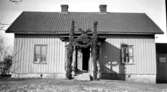 Tomten i Bolum med bröllopsport. 
Tillsammans med ladugården antänd av tåget och nedbrunnen 1946.