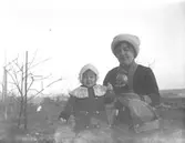 Kapten Sigge Flachs samling, Prinshaga, Axvall.

Marie-Louise Berg, gift Grauers, f. 1914.

Fotograf: Maria Berg, född Flach.