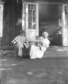 Maria och Knut Berg med dottern Marie-Louise.

Marie-Louise Berg, gift Grauers, f. 1914.

Kapten Sigge Flachs samling, Prinshaga, Axvall.

Fotograf: Maria Berg, född Flach.