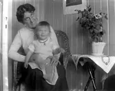 Marie-Louise Berg i knäet på moster Sigrid Flach.

Fotograf är Maria Berg, född Flach.

Kapten Sigge Flachs samling, Prinshaga, Axvall.